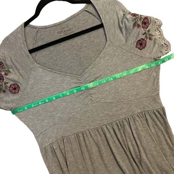 TORRID Gray Super Soft V-Neck Embroidered Sleeve Babydoll Tee 2X - Picture 10 of 12